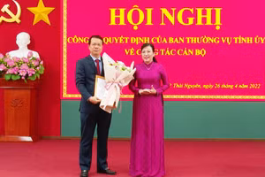 Bà Nguyễn Thanh Hải, Ủy viên Trung ương Đảng, Bí thư Tỉnh ủy, Trưởng Đoàn đại biểu Quốc hội tỉnh tặng hoa chúc mừng tân Bí thư Thành ủy Thái Nguyên