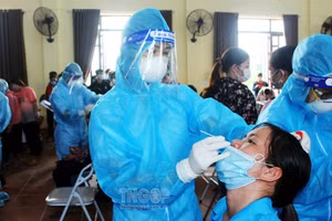 Tổ chức lấy mẫu xét nghiệm diện rộng nhằm phát hiện, khoanh vùng, cách ly thần tốc (Ảnh: Thainguyen.gov.vn)
