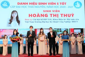 GS.TS Phạm Hồng Quang, Bí thư Đảng ủy, Giám đốc Đại học Thái Nguyên và Phó Bí thư tỉnh Đoàn, Chủ tịch Hội sinh viên Việt Nam tỉnh Thái Nguyên Đoàn Quang Duy trao danh hiệu "Sinh viên 5 tốt" cho sinh viên Đại học Thái Nguyên 