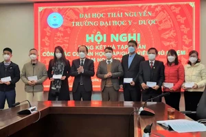 PGS.TS Nguyễn Tiến Dũng - Bí thư Đảng uỷ, Hiệu trưởng Trường Đại học Y – Dược (ĐH Thái Nguyên) trao phần thưởng cho cố vấn học tập tiêu biểu năm học 2020 – 2021 