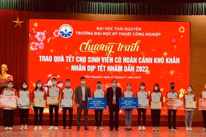 Trường Đại học Kỹ thuật Công nghiệp trao quà Tết cho sinh viên có hoàn cảnh khó khăn. 