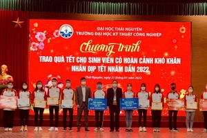 Trường Đại học Kỹ thuật Công nghiệp trao quà Tết cho sinh viên có hoàn cảnh khó khăn. 