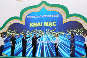 Các đại biểu nhấn nút khai mạc Mùa du lịch Thái Nguyên 2022