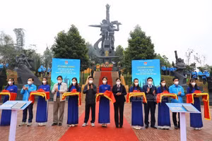 Các đại biểu cắt băng khánh thành công trình tu bổ, tôn tạo Khu di tích lịch sử thanh niên Việt Nam thuộc xã Yên Lãng, huyện Đại Từ, tỉnh Thái Nguyên