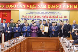 Lãnh đạo tỉnh Thái Nguyên trao Giấy Chứng nhận mở rộng đầu tư cho Công ty TNHH Samsung Electro- Mechanics Việt Nam.