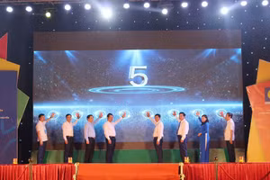 Các đại biểu nhấn nút khai mạc Hội chợ triển lãm “Mỗi xã, phường một sản phẩm Thái Nguyên năm 2022”