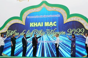 Các đại biểu nhấn nút khai mạc Mùa du lịch Thái Nguyên 2022