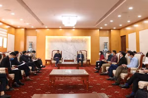 Ông Đặng Xuân Trường Phó Chủ tịch Thường trực UBND tỉnh Thái Nguyên làm việc với Bệnh viện Trung ương Thái Nguyên và các sở, ngành về việc mở rộng Trung tâm hồi sức tích cực điều trị bệnh nhân Covid-19 (Ảnh: Thainguyen.gov.vn)