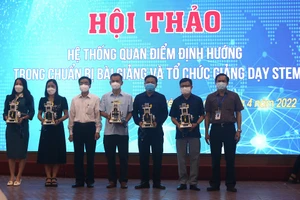 PGS.TS Vũ Ngọc Pi – Phó Hiệu trưởng Trường Đại học Kỹ thuật Công nghiệp và TS Đào Xuân Tân - Phó Giám đốc Sở GD&ĐT trao tặng mô hình STEM cho 5 trường THPT trên địa bàn tỉnh Thái Nguyên