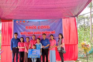 Chia sẻ khó khăn với em Ma Triệu Nhật Linh các cơ quan, đơn vị, nhà hảo tâm đã hỗ trợ kinh phí để xây dựng ngôi nhà mới