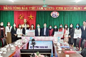 Trường Ngoại ngữ, Đại học Thái Nguyên đã trao 70 suất quà Tết cho sinh viên có hoàn cảnh khó khăn vươn lên trong học tập