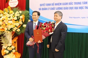 PGS.TS Trần Thanh Vân – Phó Giám đốc Đại học Thái Nguyên trao quyết định và tặng hoa cho tân Giám đốc Trung tâm Khảo thí và Quản lý chất lượng giáo dục Đại học Thái Nguyên