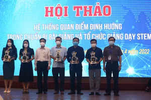 PGS.TS Vũ Ngọc Pi – Phó Hiệu trưởng Trường Đại học Kỹ thuật Công nghiệp và TS Đào Xuân Tân - Phó Giám đốc Sở GD&ĐT trao tặng mô hình STEM cho 5 trường THPT trên địa bàn tỉnh Thái Nguyên