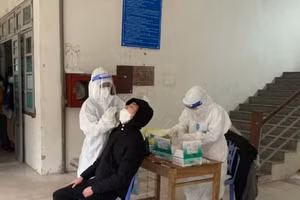 Trước tình hình dịch bệnh diễn biến phức tạp người dân hạn chế tập trung đông người, thực hiện tốt khuyến cáo "5K" và tiêm vắc-xin phòng Covid-19 đầy đủ.