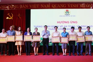 Ông Nguyễn Ngọc Ân, Chủ tịch Công đoàn Giáo dục Việt Nam trao bằng khen cho 13 đơn vị có thành tích xuất sắc trong triển khai công tác bảo đảm vệ sinh an toàn lao động.