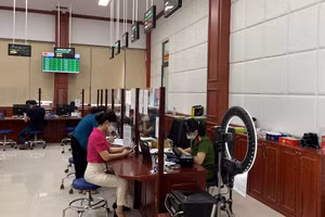 Người dân đi làm CCCD gắn chip tại Trung tâm Phục vụ hành chính công tỉnh Thái Nguyên