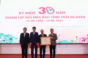 Ông Lê Quốc Minh, Ủy viên BCH Trung ương Đảng, Chủ tịch Hội Nhà báo Việt Nam trao bằng khen cho Hội Nhà báo tỉnh Thái Nguyên