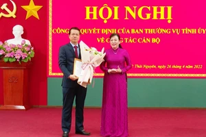 Bà Nguyễn Thanh Hải, Ủy viên Trung ương Đảng, Bí thư Tỉnh ủy, Trưởng Đoàn đại biểu Quốc hội tỉnh tặng hoa chúc mừng tân Bí thư Thành ủy Thái Nguyên