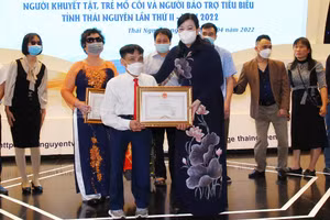 Bà Nguyễn Thanh Hải - Ủy viên Trung ương Đảng, Bí thư Tỉnh ủy, Trưởng Đoàn đại biểu Quốc hội tỉnh Thái Nguyên trao bằng khen của Chủ tịch UBND tỉnh cho người khuyết tật tiêu biểu.