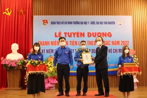 PGS.TS Nguyễn Tiến Dũng trao chứng nhận danh hiệu Thanh niên tiến tiến làm theo lời Bác cho đoàn viên, thanh niên ưu tú