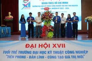 PGS.TS Ngô Như Khoa, Bí thư Đảng uỷ, Chủ tịch Hội đồng trường tặng hoa chúc mừng Ban thường vụ Đoàn TNCS HCM đã hoàn thành xuất sắc nhiệm vụ.