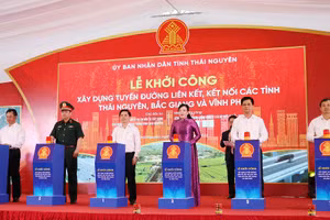 Các đại biểu bấm nút khởi công