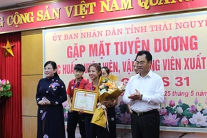 Bà Nguyễn Thanh Hải, Bí thư Tỉnh ủy, Trưởng Đoàn đại biểu Quốc hội tỉnh và ông Trịnh Việt Hùng, Chủ tịch UBND tỉnh trao bằng khen cho các vận động viên.