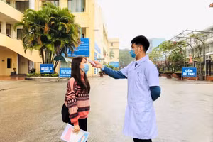 Sinh viên đến trường phải mang khẩu trang và được đo thân nhiệt tại cổng trường