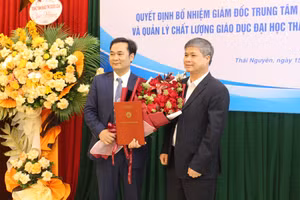 PGS.TS Trần Thanh Vân – Phó Giám đốc Đại học Thái Nguyên trao quyết định và tặng hoa cho tân Giám đốc Trung tâm Khảo thí và Quản lý chất lượng giáo dục Đại học Thái Nguyên