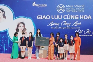 Các hoa hậu, người đẹp tặng quà cho học sinh trường Tiểu học & THCS 915 Gia Sàng.