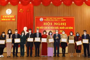 PGS.TS Nguyễn Tiến Dũng, Bí thư Đảng ủy, Hiệu trưởng trường Đại học Y – Dược trao bằng khen của Bộ GD&ĐT cho tập thể lao động xuất sắc