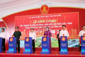 Các đại biểu bấm nút khởi công