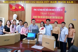 Công ty Cổ phần phát triển công nghệ và tin học 3C (Hà Nội) đã trao tặng 100 máy tính cho giáo viên và học sinh vùng khó Bắc Kạn