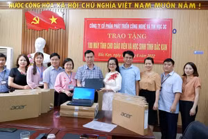 Công ty Cổ phần phát triển công nghệ và tin học 3C (Hà Nội) đã trao tặng 100 máy tính cho giáo viên và học sinh vùng khó Bắc Kạn
