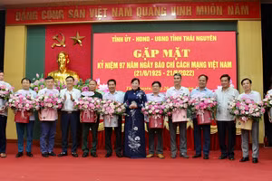 Thay mặt lãnh đạo tỉnh Thái Nguyên, bà Nguyễn Thanh Hải, Bí thư tỉnh uỷ, trưởng đoàn ĐBQH tỉnh tặng hoa cho các cơ quan báo chí Trung ương và địa phương đóng trên địa bàn.