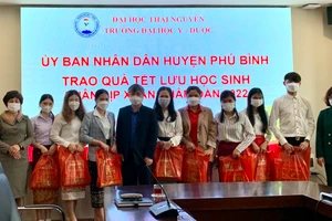 Trường Đại học Y – Dược phối hợp cùng UBND huyện Phú Bình tặng quà Tết cho sinh viên Lào, Campuchia