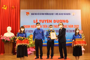 PGS.TS Nguyễn Tiến Dũng trao chứng nhận danh hiệu Thanh niên tiến tiến làm theo lời Bác cho đoàn viên, thanh niên ưu tú