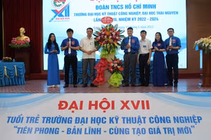 PGS.TS Ngô Như Khoa, Bí thư Đảng uỷ, Chủ tịch Hội đồng trường tặng hoa chúc mừng Ban thường vụ Đoàn TNCS HCM đã hoàn thành xuất sắc nhiệm vụ.