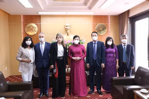 Bà Nguyễn Thanh Hải, Ủy viên Trung ương Đảng, Bí thư Tỉnh ủy, Trưởng Đoàn đại biểu Quốc hội tỉnh Thái Nguyên đã tiếp thân mật bà Mélanie Joly - Bộ trưởng Ngoại giao Canada