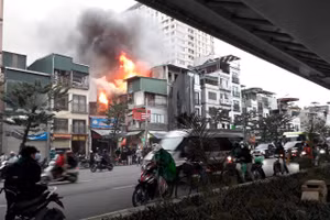 Cháy lớn căn nhà mặt đường Minh Khai, nhiều người dân hoảng loạn