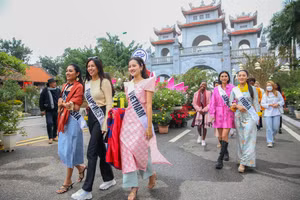 Thí sinh Hoa hậu Du lịch thế giới khoe sắc cùng Lễ hội hoa Mê Linh 