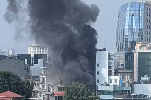 Cháy lớn tại phố Hàng Bông, cột khói bốc cao hàng chục mét