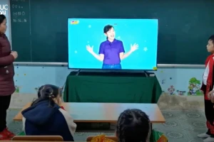 Trao tặng Smart TV cho các em học sinh vùng cao Hà Giang 