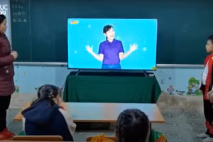 Trao tặng Smart TV cho các em học sinh vùng cao Hà Giang 