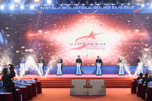 Thủ tướng Phạm Minh Chính và các đại biểu bấm nút khai mạc Triển lãm Quốc phòng quốc tế Việt Nam 2022.