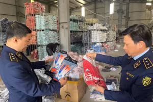 Lợi dụng World Cup 2022, kinh doanh gần 30.000 bộ thể thao giả mạo nhãn hiệu