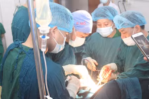 Ca phẫu thuật cho bệnh nhân Lò Văn C. diễn ra thành công.