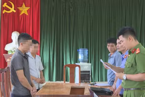 Lực lượng chức năng đọc lệnh khởi tố bị can đối với 2 cán bộ xã Pú Xi.