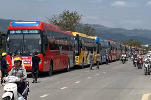 Hàng chục xe khách xếp hàng dài tại khu vực Cục thuế tỉnh Điện Biên.