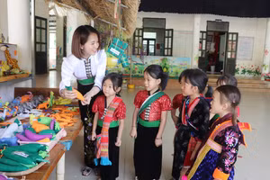 Cô và trò Trường Mầm non Tủa Thàng số 2, huyện Tủa Chùa, Điện Biên.